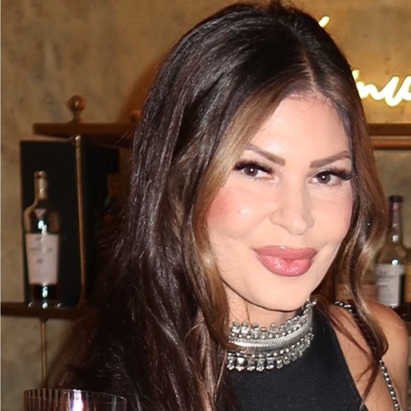 Meet your Posher, Melissa - Picture 1 of 5